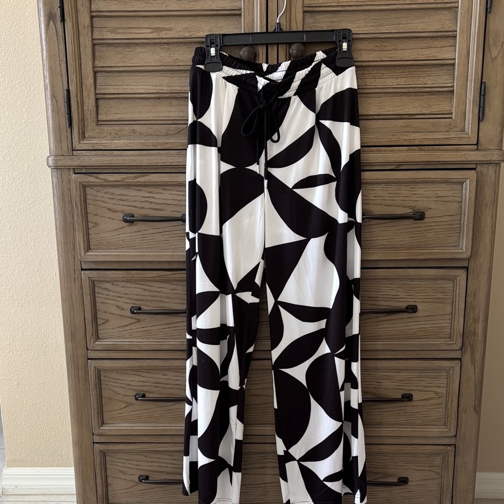 Black and White Geometric Print Pants NWOT